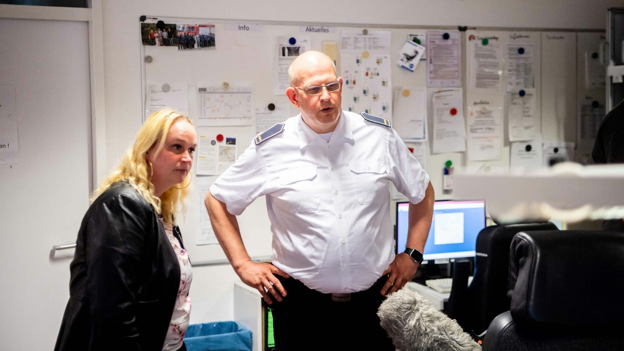 Das Bild zeigt Markus Neuburg und Simone Limbach in der Rettungsleitstelle.