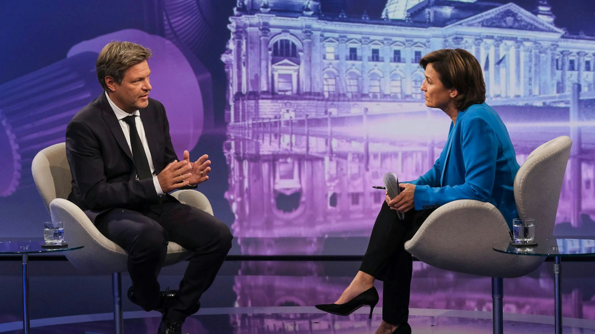ARD/"maischberger" vom 11.10.2023
abgebildete Personen v.l.n.r. Robert Habeck (Bündnis 90/Die Grünen, Vizekanzler und Bundesminister für Wirtschaft und Klimaschutz), Sandra Maischberger