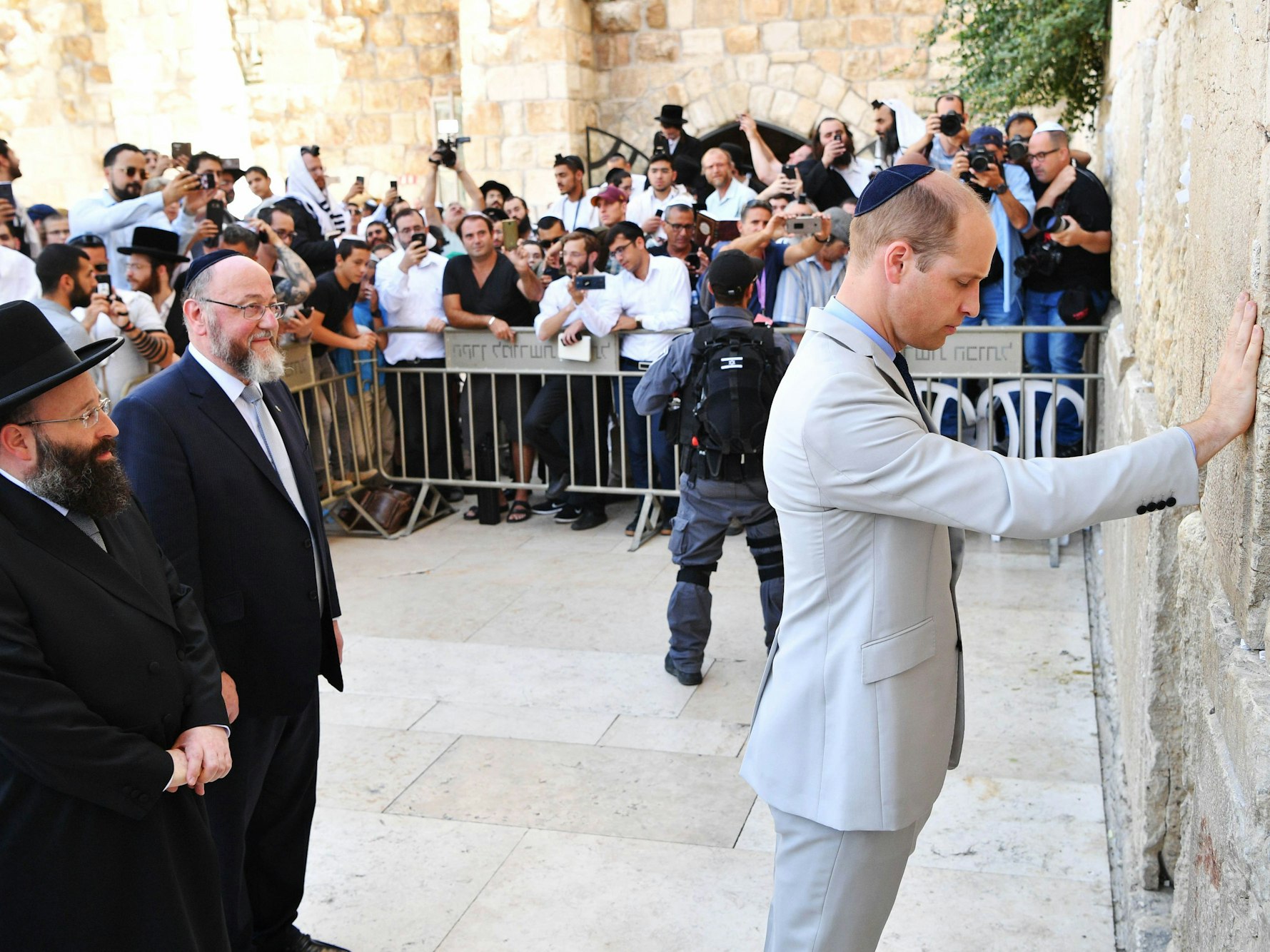 Prinz William, Herzog von Cambridge, besuchte am 28. Juni 2018 in Jerusalem, Israel, die Klagemauer, die heiligste Gebetsstätte des Judentums, unter den Augen des britischen Oberrabbiners Ephraim Mirvis (2. von links) und des Oberrabbiners der Klagemauer, Shmuel Rabinovitch (links).