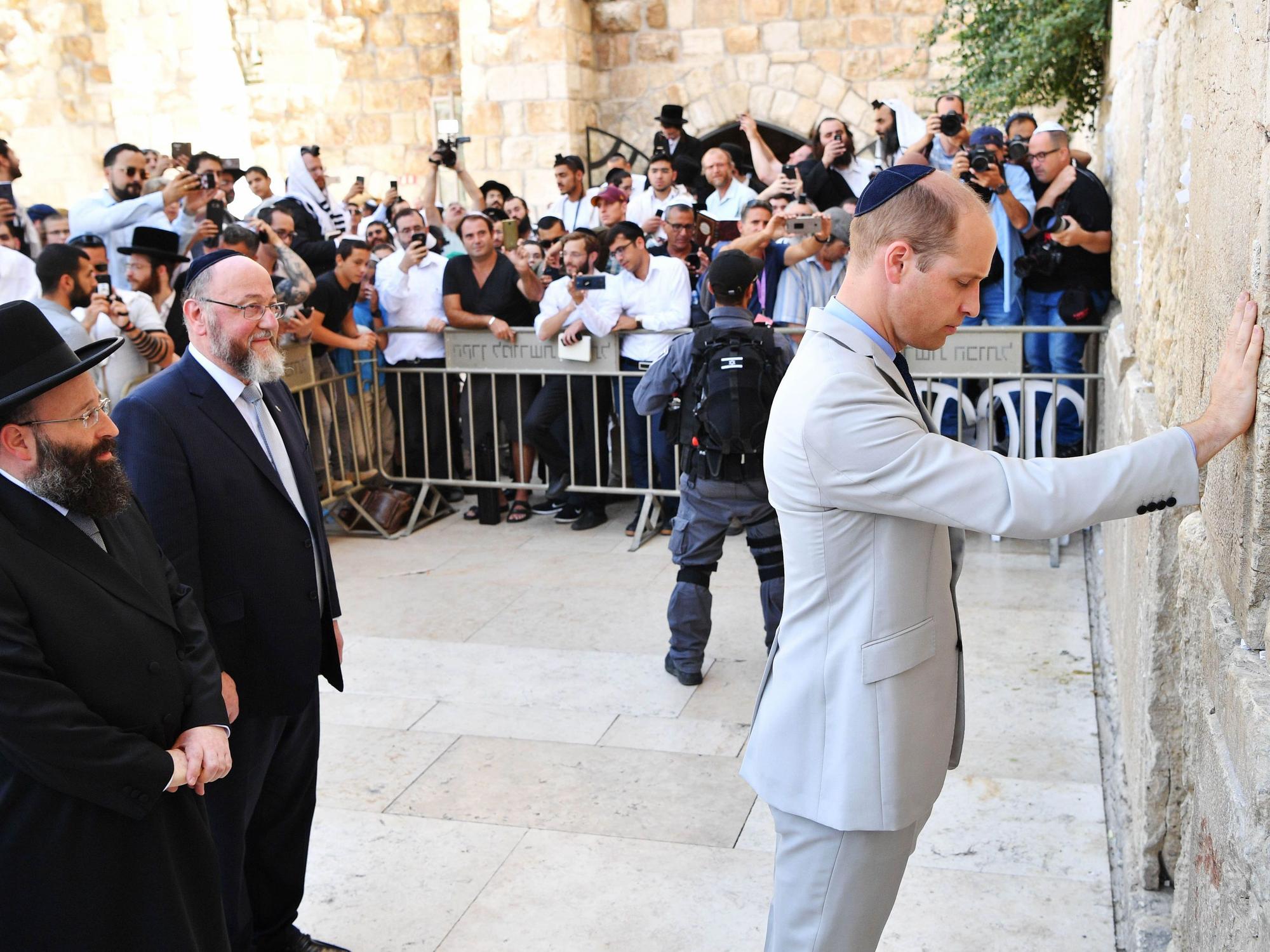 Prinz William, Herzog von Cambridge, besuchte am 28. Juni 2018 in Jerusalem, Israel, die Klagemauer, die heiligste Gebetsstätte des Judentums, unter den Augen des britischen Oberrabbiners Ephraim Mirvis (2. von links) und des Oberrabbiners der Klagemauer, Shmuel Rabinovitch (links).