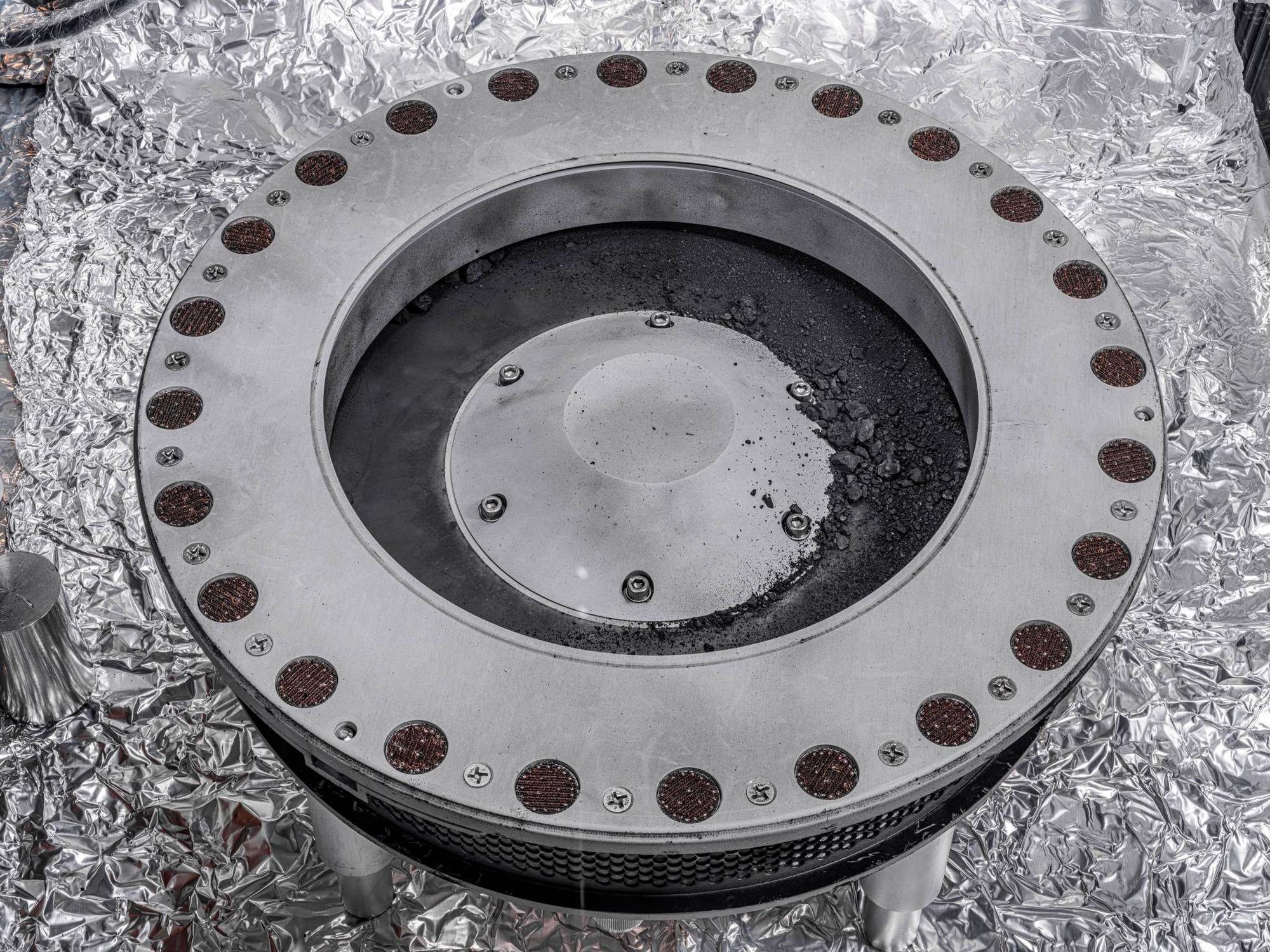 Dieses von der Nasa zur Verfügung gestellte Foto zeigt die Außenseite des Osiris-Rex-Probenbehälters mit Material vom Asteroiden Bennu.