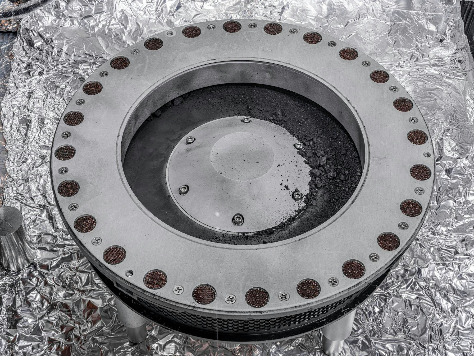Dieses von der Nasa zur Verfügung gestellte Foto zeigt die Außenseite des Osiris-Rex-Probenbehälters mit Material vom Asteroiden Bennu.