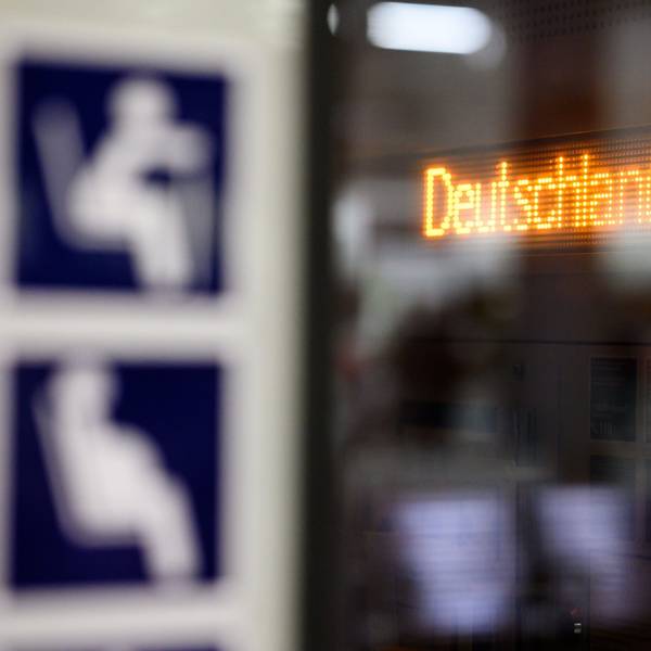 ARCHIV - 25.04.2023, Berlin: «Deutschland-Ticket» steht auf dem Display eines Nahverkehrszuges, der anlässlich einer Pressekonferenz zum neuen Deutschland-Ticket im Berliner Hauptbahnhof steht. Das bundesweite Angebot für derzeit 49 Euro im Monat soll ein zentraler Baustein für die Mobilitätswende und den Klimaschutz in Deutschland werden. (zu "Verkehrsminister beenden Treffen - Einigung bei Deutschlandticket?") Foto: Bernd von Jutrczenka/dpa +++ dpa-Bildfunk +++