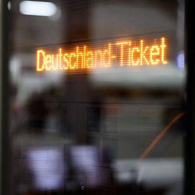 ARCHIV - 25.04.2023, Berlin: «Deutschland-Ticket» steht auf dem Display eines Nahverkehrszuges, der anlässlich einer Pressekonferenz zum neuen Deutschland-Ticket im Berliner Hauptbahnhof steht. Das bundesweite Angebot für derzeit 49 Euro im Monat soll ein zentraler Baustein für die Mobilitätswende und den Klimaschutz in Deutschland werden. (zu "Verkehrsminister beenden Treffen - Einigung bei Deutschlandticket?") Foto: Bernd von Jutrczenka/dpa +++ dpa-Bildfunk +++