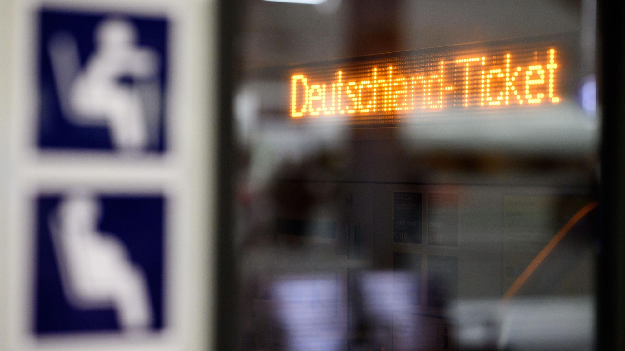ARCHIV - 25.04.2023, Berlin: «Deutschland-Ticket» steht auf dem Display eines Nahverkehrszuges, der anlässlich einer Pressekonferenz zum neuen Deutschland-Ticket im Berliner Hauptbahnhof steht. Das bundesweite Angebot für derzeit 49 Euro im Monat soll ein zentraler Baustein für die Mobilitätswende und den Klimaschutz in Deutschland werden. (zu "Verkehrsminister beenden Treffen - Einigung bei Deutschlandticket?") Foto: Bernd von Jutrczenka/dpa +++ dpa-Bildfunk +++