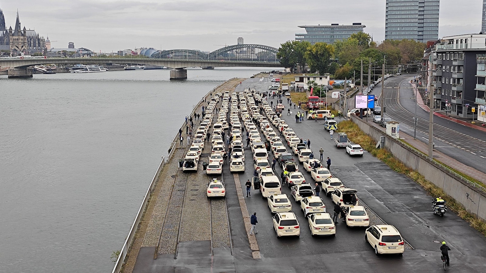 Hunderte Taxi-Fahrer haben am Donnerstag in Köln gegen Uber demonstriert