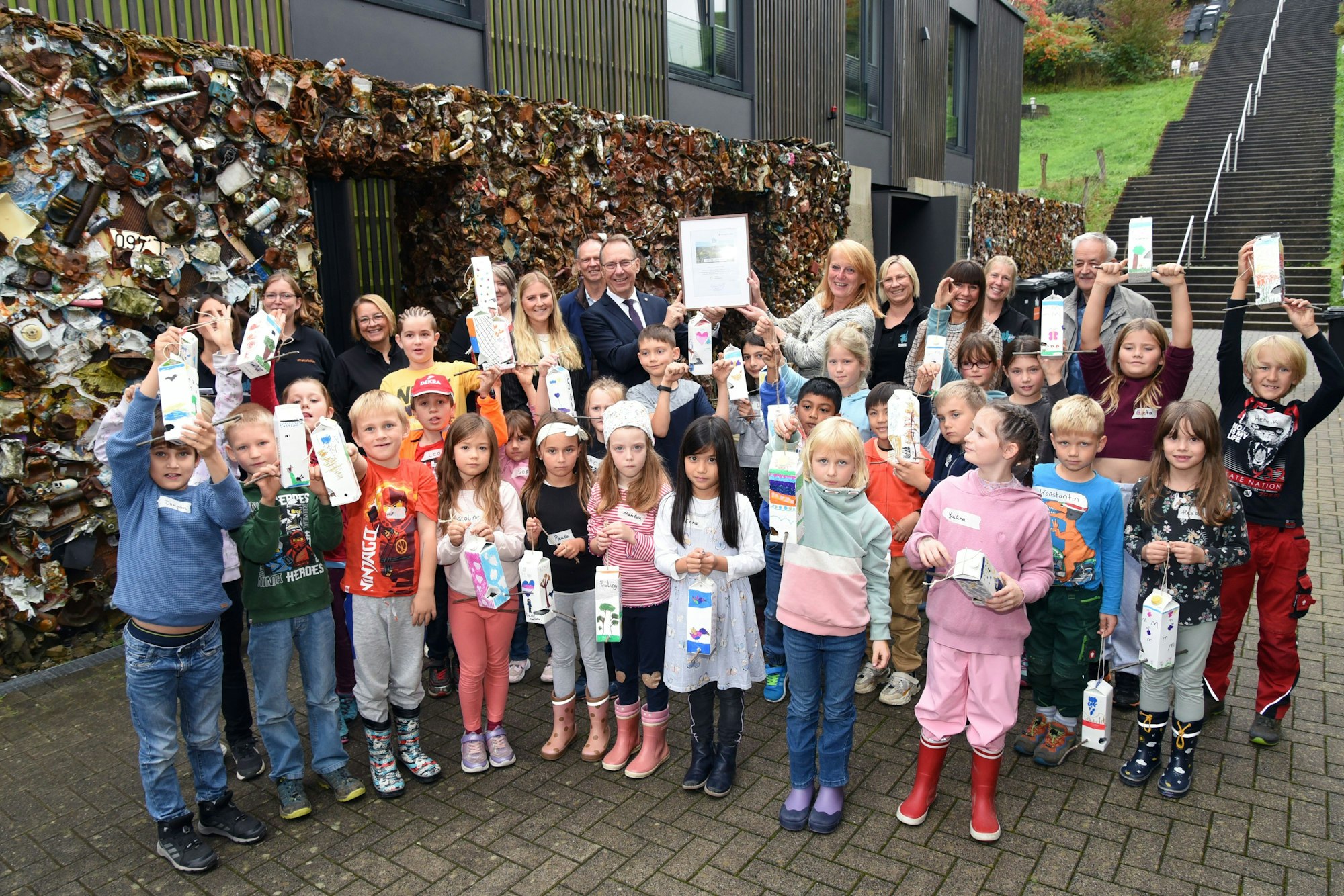 Bei der Preisverleihung zeigten Grundschulkinder ein praktisches Beispiel für Recycling.