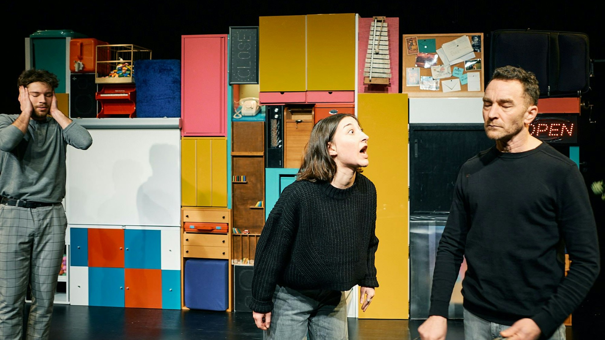 Drei Schauspieler auf einer Bühne.