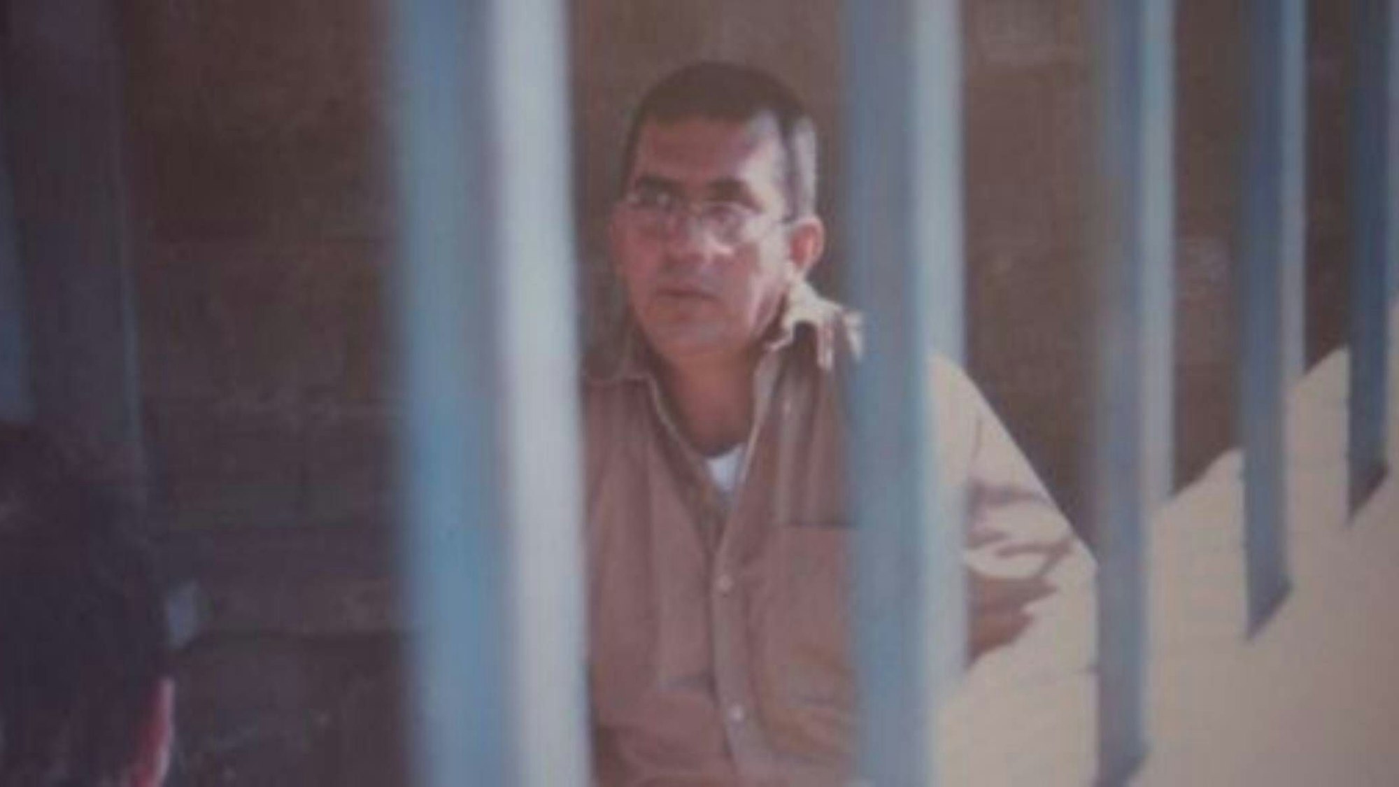 Der schlimmste Serienmörder Kolumbiens Luis Alfredo Garavito, fotografiert im kolumbianischen Gefängnis 2011. Mark Benecke konnte ihn als erster Kriminalbiologe im Sommer 2002 in Haft treffen. (Archivbild)