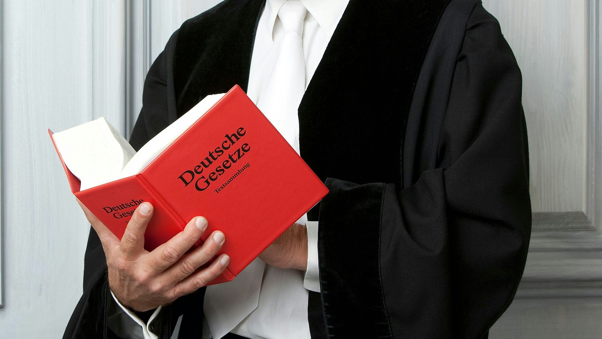 Ein Anwalt liest ein Gesetzebuch.