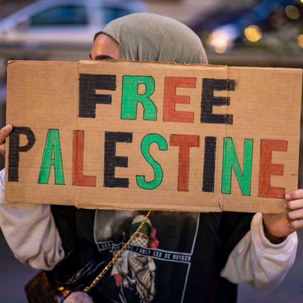 Eine Frau hält in Duisburg ein Schild mit der Aufschrift «Free Palestine» während einer pro-palästinensischen Kundgebung hoch.