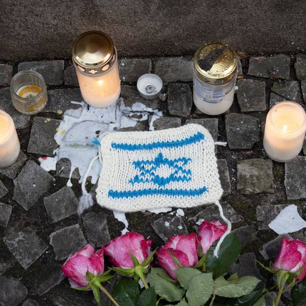 13.10.2023, Berlin: An der jüdischen Synagoge in der Oranienburger Straße stehen Kerzen und ein gestricktes Bildnis der Flagge Israels zum Gedenken an die Opfer des Terrorangriffs der Hamas. Foto: Paul Zinken/dpa +++ dpa-Bildfunk +++