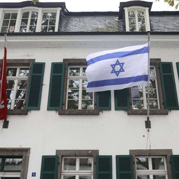 Eine Israelfahne weht an einem Gebäude.