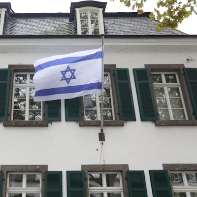 Eine Israelfahne weht an einem Gebäude.