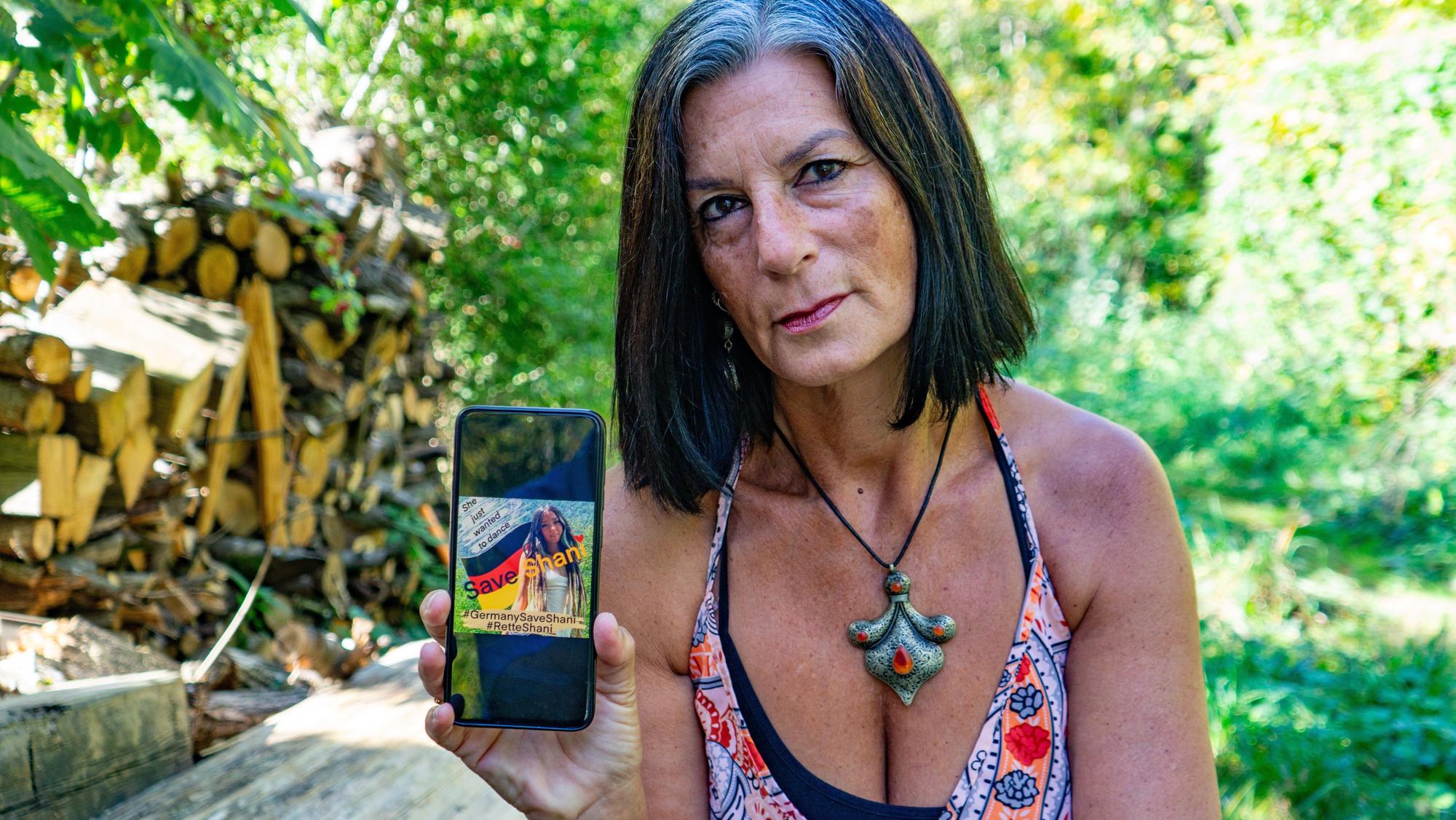 Orly Louk, die Tante von Shani Louk, zeigt auf ihrem Handy eine Botschaft zur Rettung ihrer Nichte.