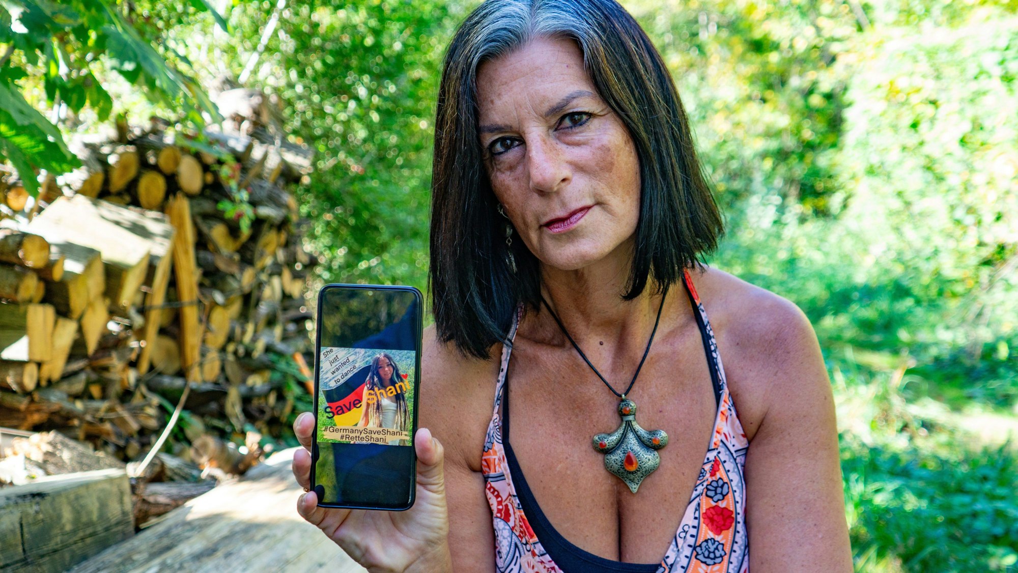 Orly Louk, die Tante von Shani Louk, zeigt auf ihrem Handy eine Botschaft zur Rettung ihrer Nichte.