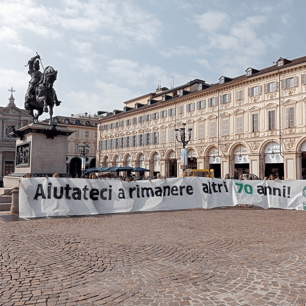 Das Bild zeigt den zentralen Platz in Turin San Carlo. Hier haben Mitarbeiter des Goethe-Instituts ein Banner aufgespannt, wo drauf steht: „Helft uns, weitere 70 Jahre zu bleiben“