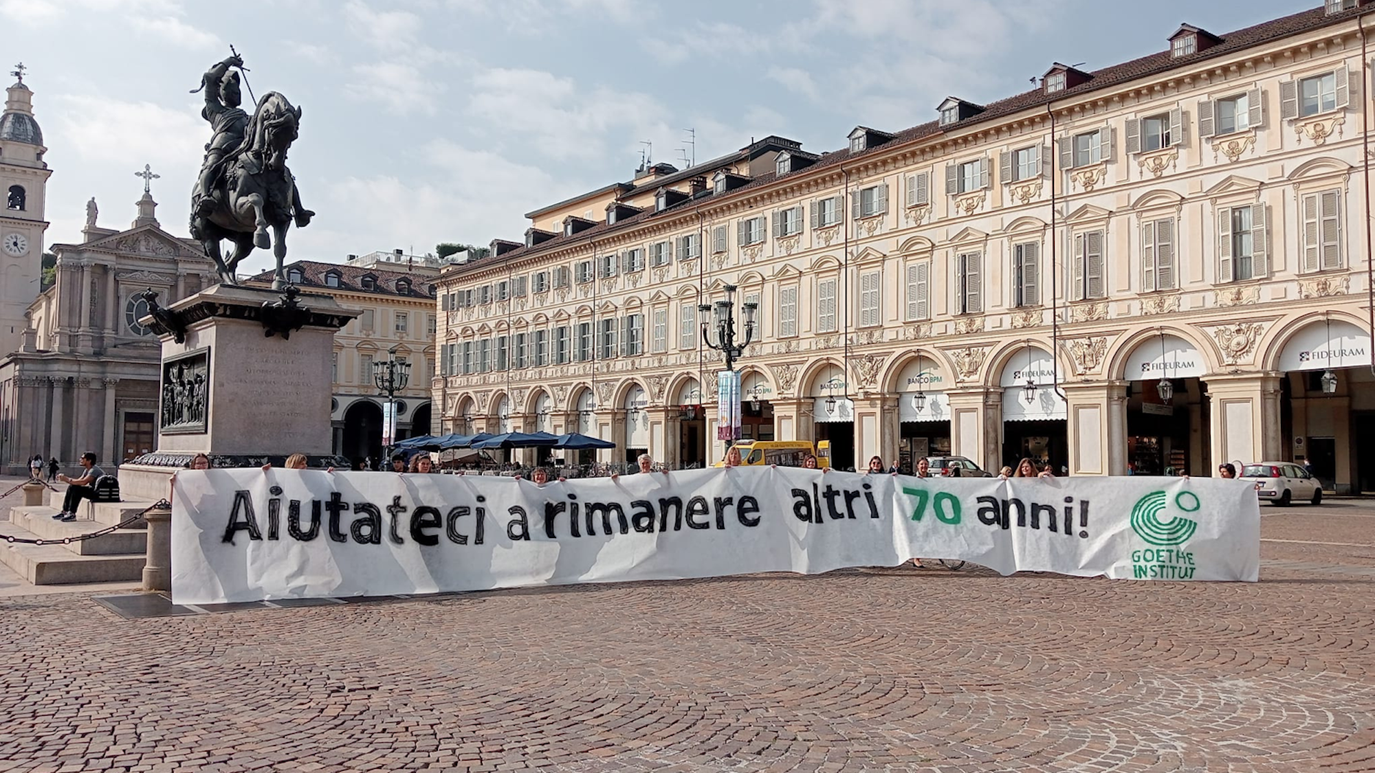 Das Goethe-Institut in Turin sitzt am zentralen Platz San Carlo. Auf dem Banner steht: „Helft uns, weitere 70 Jahre zu bleiben“.