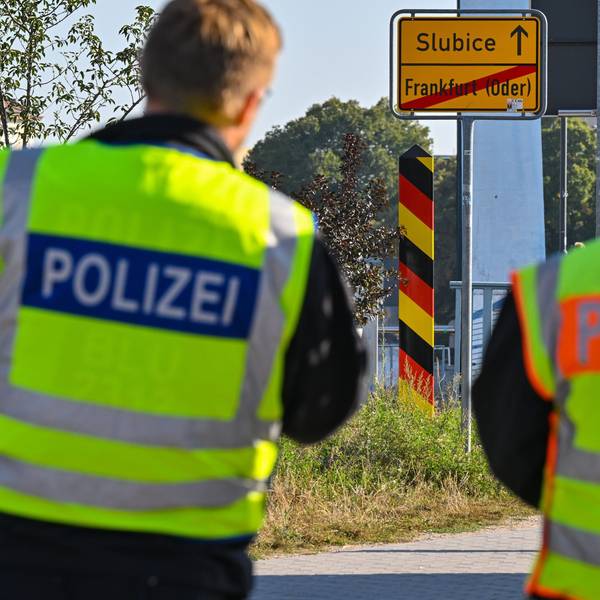 Zwei Beamte der Bundespolizei stehen am deutsch-polnischen Grenzübergang Stadtbrücke bei einer Kontrolle gegen die Schleuserkriminalität. (Archivbild/ Sy,bolbild)