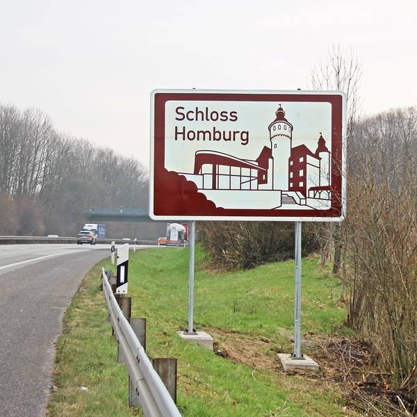 Braune Schilder weisen an der Autobahn 4 seit einigen Jahren auf Sehenswürdigkeiten hin. Eine App bietet nun weitere Informationen.