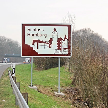 Braune Schilder weisen an der Autobahn 4 seit einigen Jahren auf Sehenswürdigkeiten hin. Eine App bietet nun weitere Informationen.