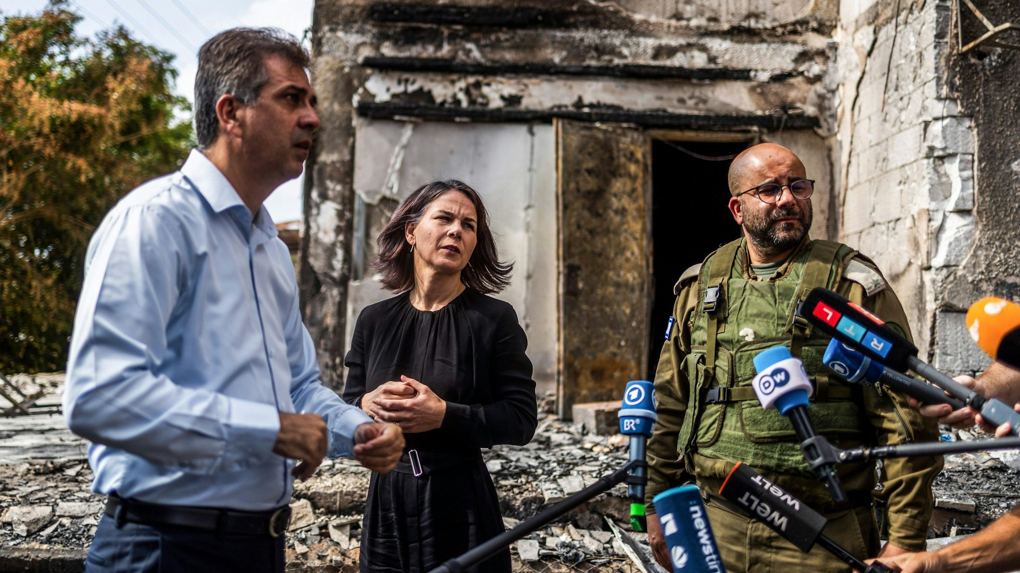 Eli Cohen (l.), Außenminister von Israel, und Annalena Baerbock (Grüne), Außenministerin von Deutschland, sprechen mit Journalisten.