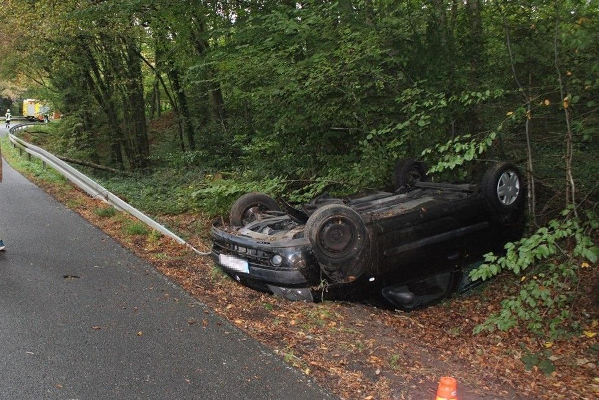 Der Pkw kam von der Fahrbahn ab und blieb auf dem Dach liegen.