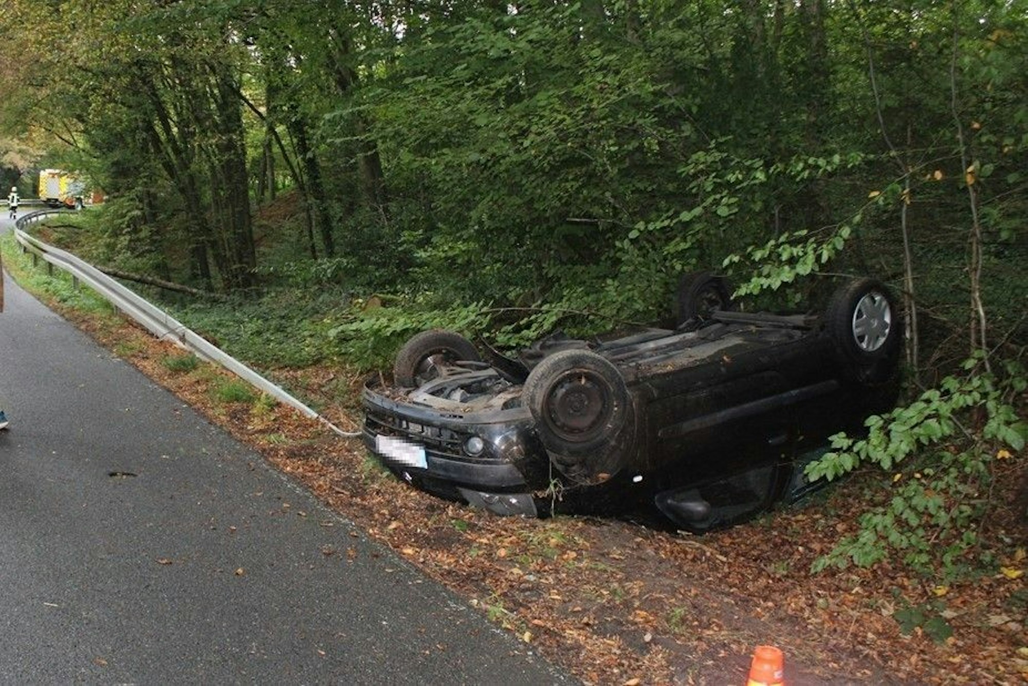 Der Pkw kam von der Fahrbahn ab und blieb auf dem Dach liegen.