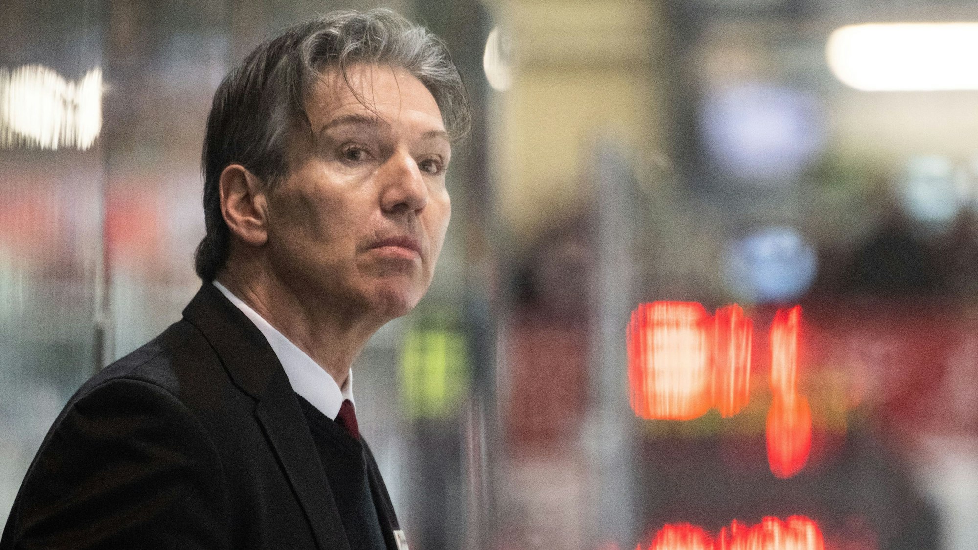 Trainer Uwe Krupp von den Haien verfolgt das Spiel. (Archivbild)