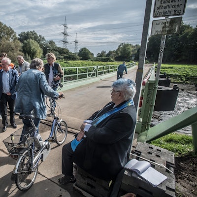 Zur Eröffnung der Pontonbrücke waren im Wesentlichen Vertreter des Vereins Schiffsbrücke gekommen. Foto: Ralf Krieger