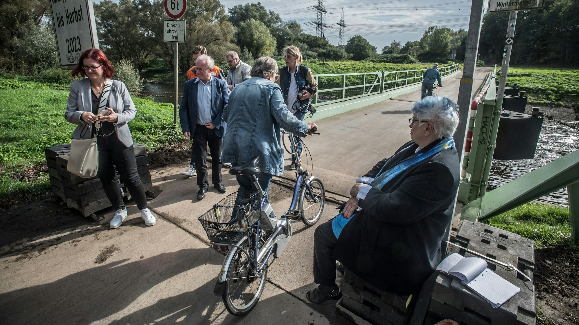 Zur Eröffnung der Pontonbrücke waren im Wesentlichen Vertreter des Vereins Schiffsbrücke gekommen. Foto: Ralf Krieger