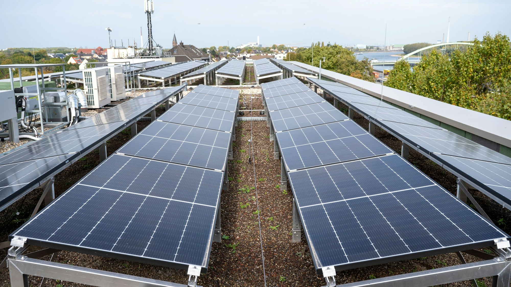 Photovoltaikanlagen – wie hier auf den Dächern der HGK – werden in Köln immer wichtiger werden.