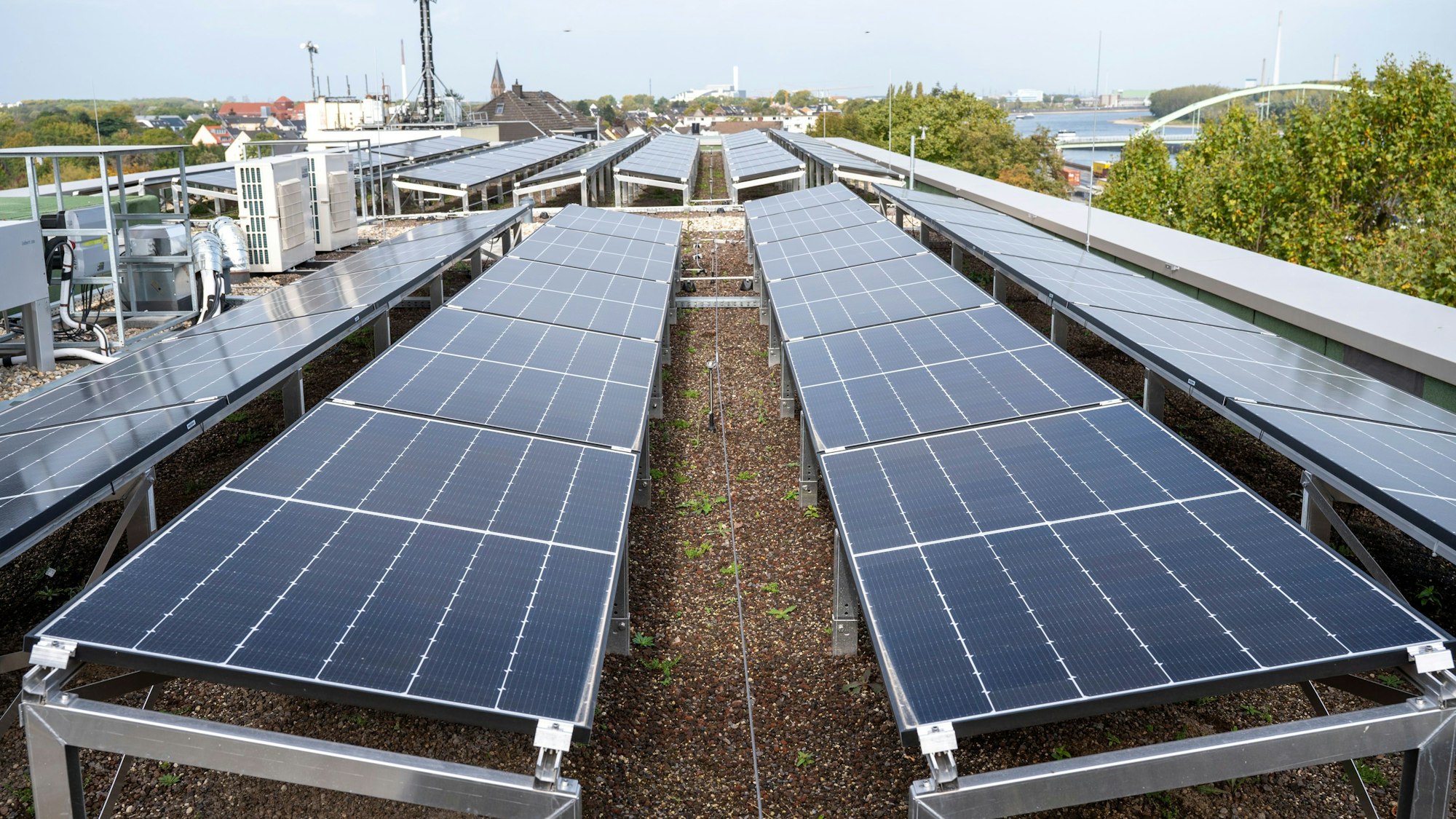 Photovoltaikanlagen auf den Dächern der Häfen und Güterverkehr Köln AG.