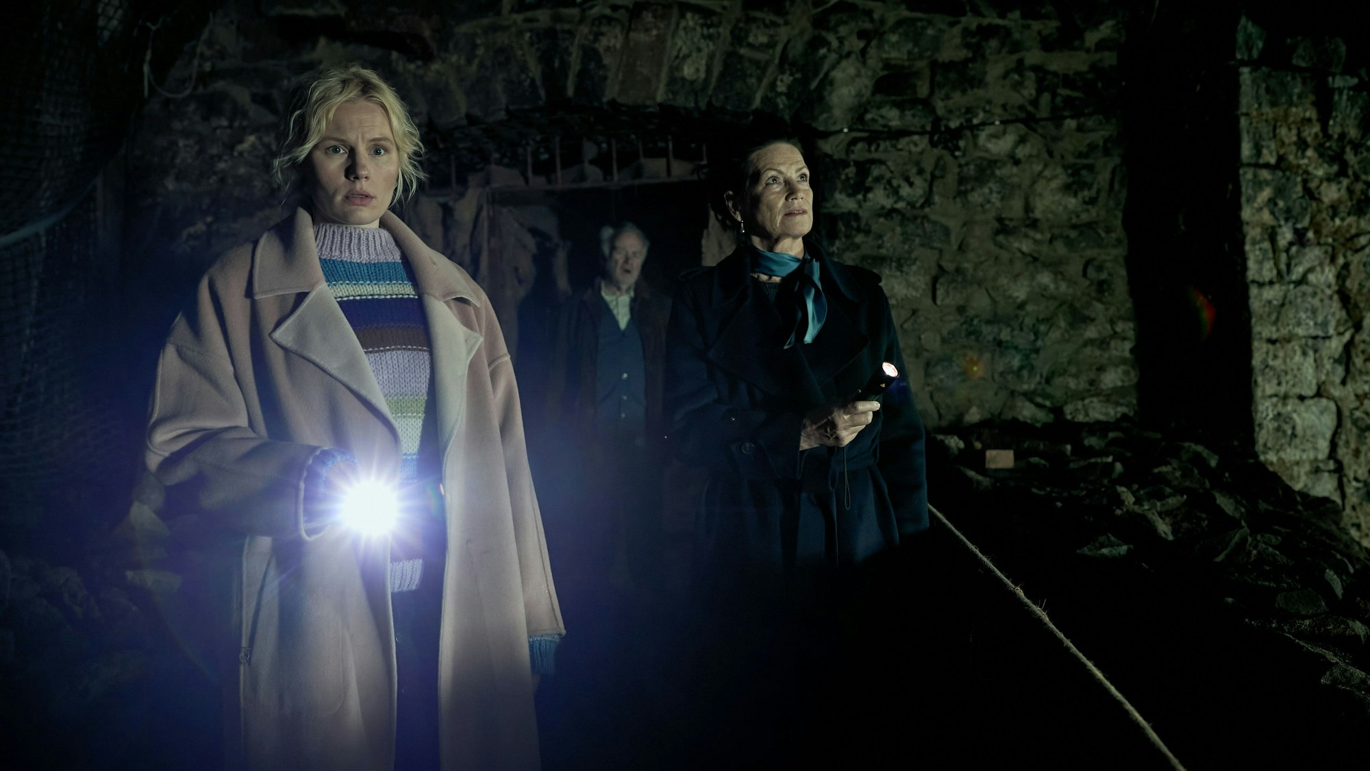 In Köln und der Region wird derzeit die Mystery-Reihe mit dem Arbeitstitel „Wäldern“ gedreht. Die Protagonistin Lara sucht nach ihrer Nichte. (v.l. Lara Glanz (Rosalie Thomass), Rudolf Klein (Peter Franke), Dorothea Freiberg (Sabine Vitua)