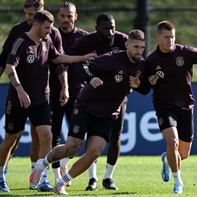 Robert Andrich (l) und Kevin Behrens in Aktion während des Trainings in Foxborough.
