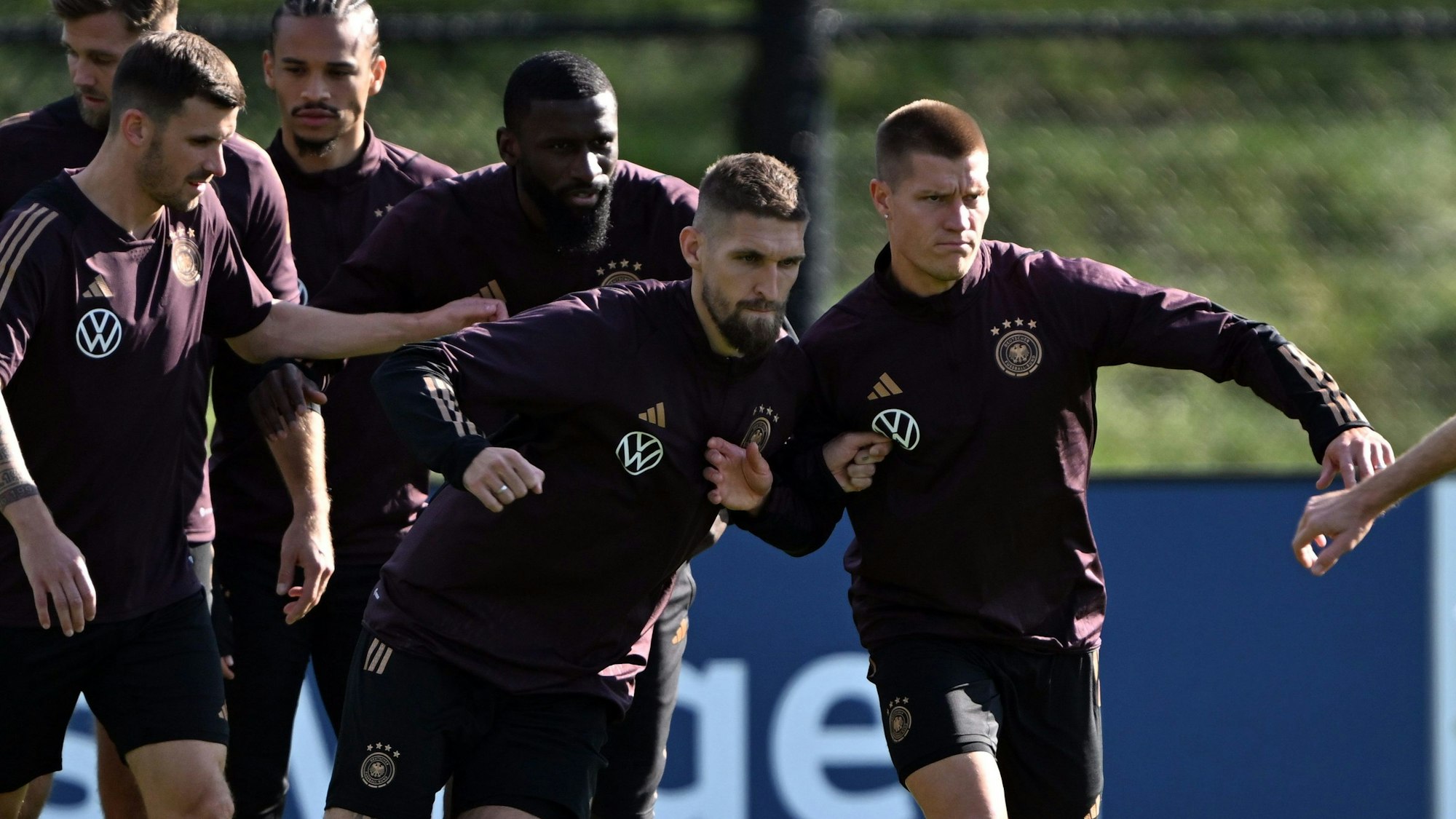 Robert Andrich (l) und Kevin Behrens in Aktion während des Trainings in Foxborough.