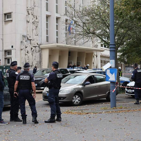 Polizisten stehen vor der Gambetta-Schule im nordfranzösichen Arras. Bei einem Angriff auf die Schule wurde ein Lehrer getötet, zwei weitere Personen wurden schwer verletzt.