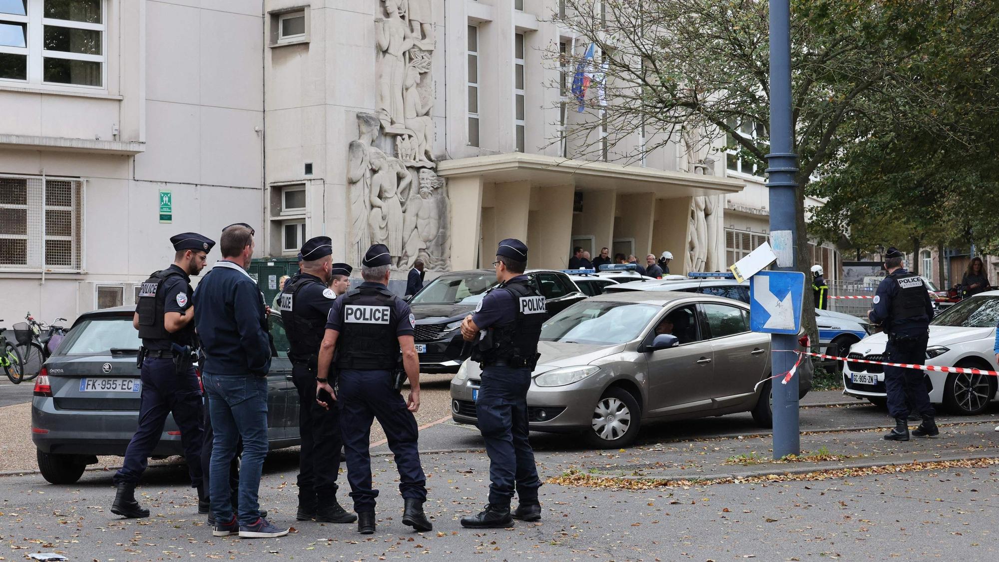 Polizisten stehen vor der Gambetta-Schule im nordfranzösichen Arras. Bei einem Angriff auf die Schule wurde ein Lehrer getötet, zwei weitere Personen wurden schwer verletzt.