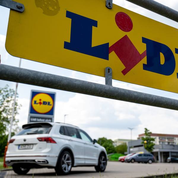 Ein Auto rollt auf den Parkplatz einer Lidl Filiale in Leipzig.