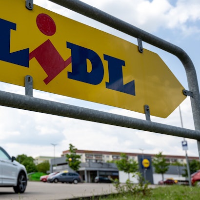 Ein Auto rollt auf den Parkplatz einer Lidl Filiale in Leipzig.