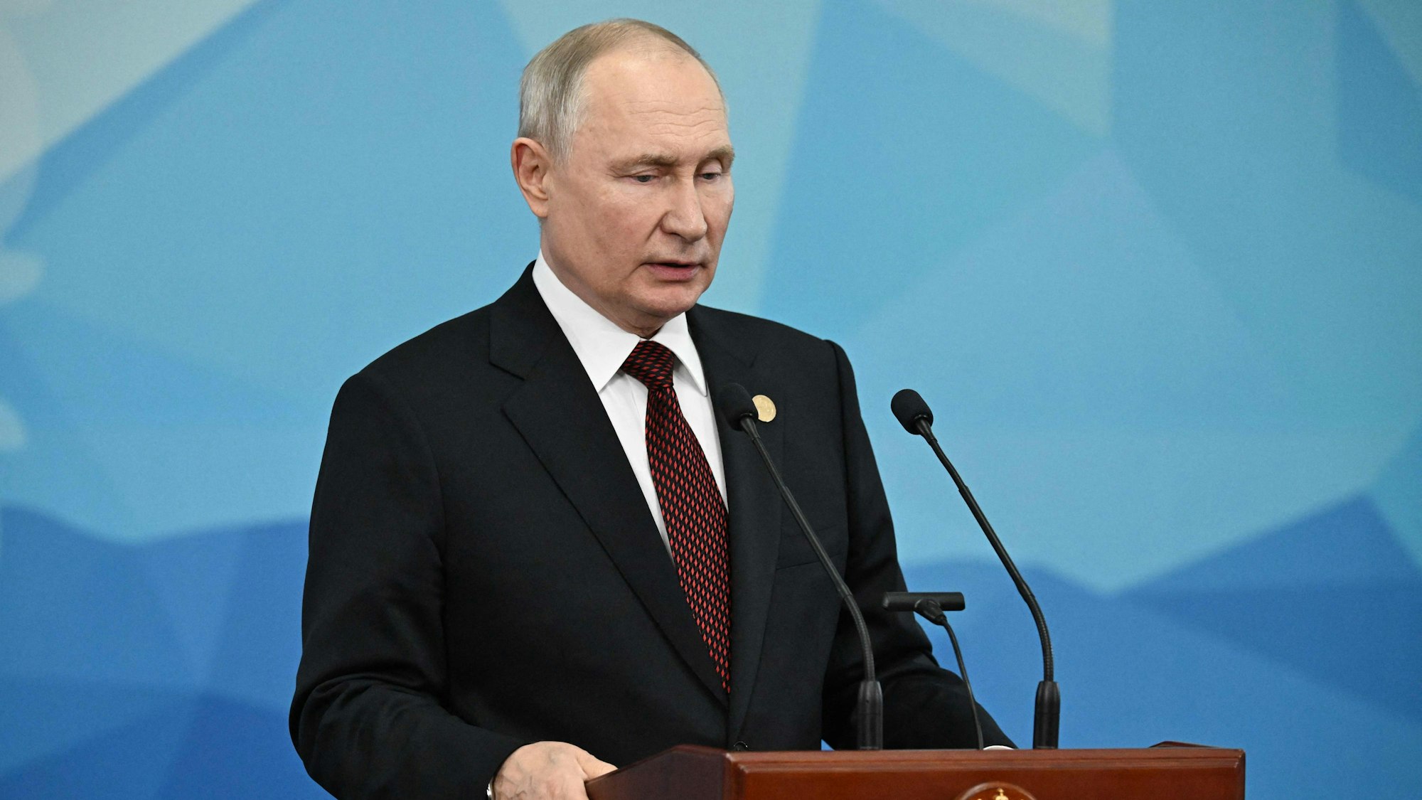 Wladimir Putin beantwortet nach einem Treffen der Staatschefs der Gemeinschaft Unabhängiger Staaten (GUS) in der staatlichen Residenz Ala-Archa in Bischkek Fragen russischer Journalisten.
