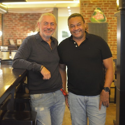 Zwei Männer stehen an einer Theke im Schmitze Lang.