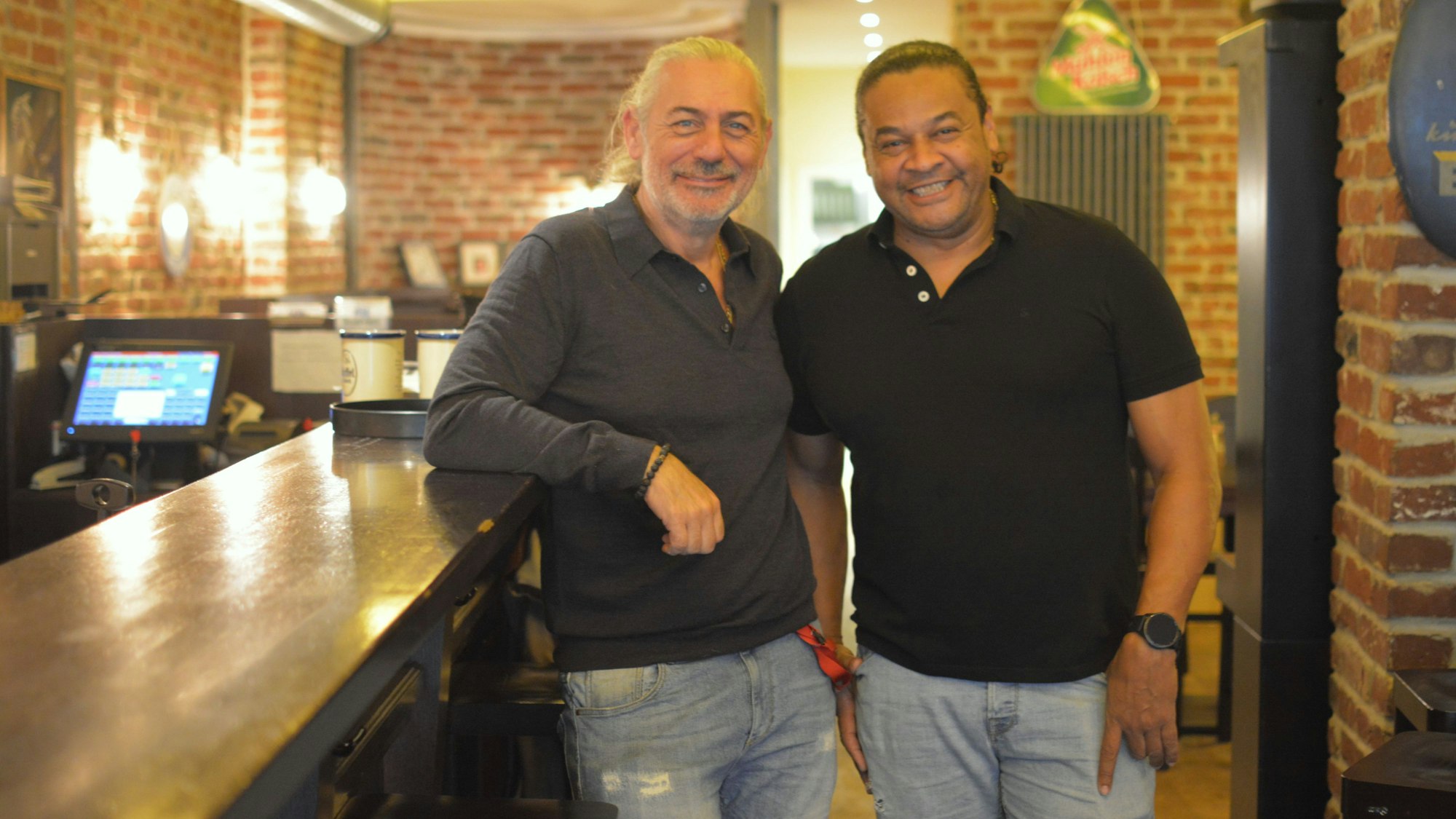 Zwei Männer stehen an einer Theke im Schmitze Lang.