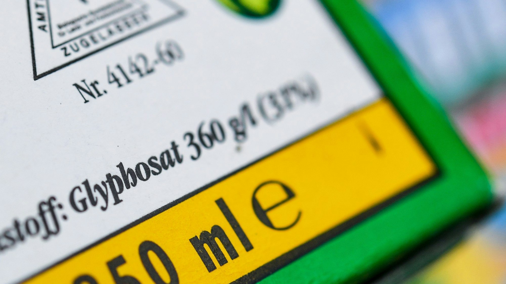 Brandenburg, Briesen: Die Verpackung eines Unkrautvernichtungsmittels, das den Wirkstoff Glyphosat enthält (Archivbild).