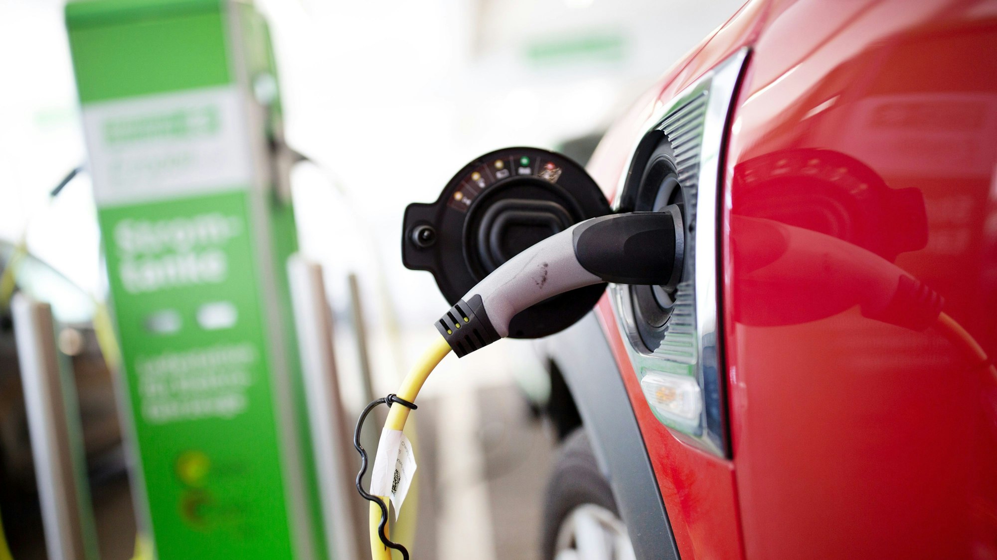 Ein Elektroauto wird in der Landeshauptstadt an einer Ladestation geladen.