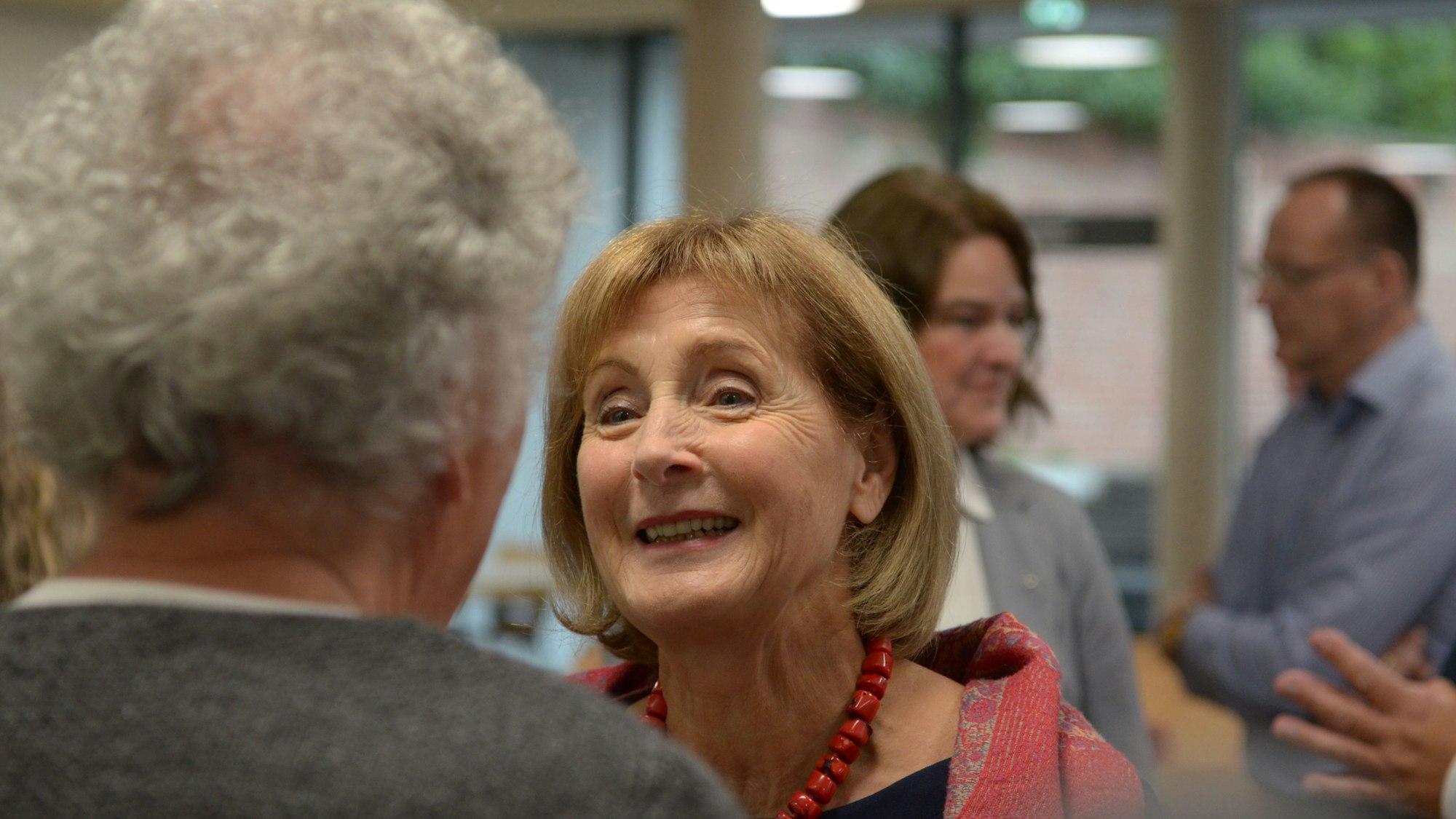 Dr. Hildegard Kronawitter, Vorsitzende der Weiße-Rose-Stiftung, unterhält sich nach der Gedenkfeier für den Widerstandskämpfer Willi Graf mit einem Mann aus dem Publikum.