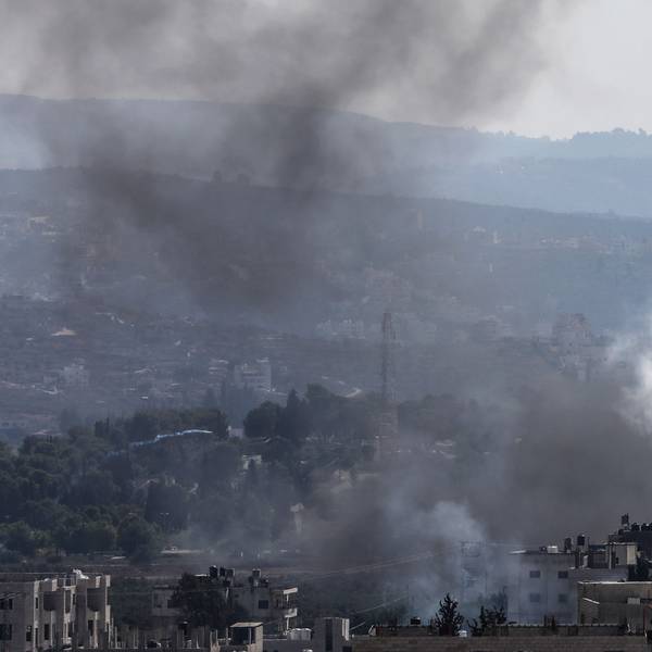 Palästinensische Gebiete, Nablus: Rauch, der von brennenden Reifen und Tränengasgranaten stammt, steigt am Freitag (13. Oktober) über Gebäuden auf, bei Zusammenstößen von Palästinensern mit israelischen Sicherheitskräften.