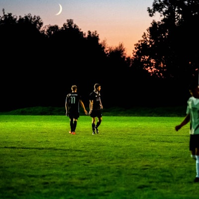 Das Bild zeigt Fußballer während eines Spiels am Abend in Mülheim-Wichterich.