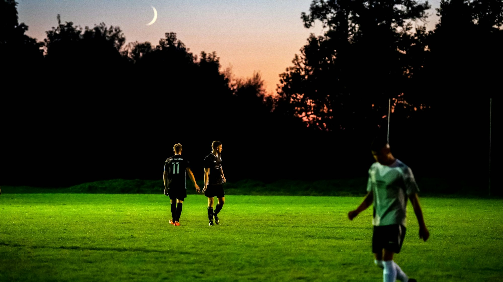 Das Bild zeigt Fußballer während eines Spiels am Abend in Mülheim-Wichterich.
