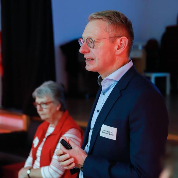Prof. Dr. Christoph Breuer hält einen Vortrag.